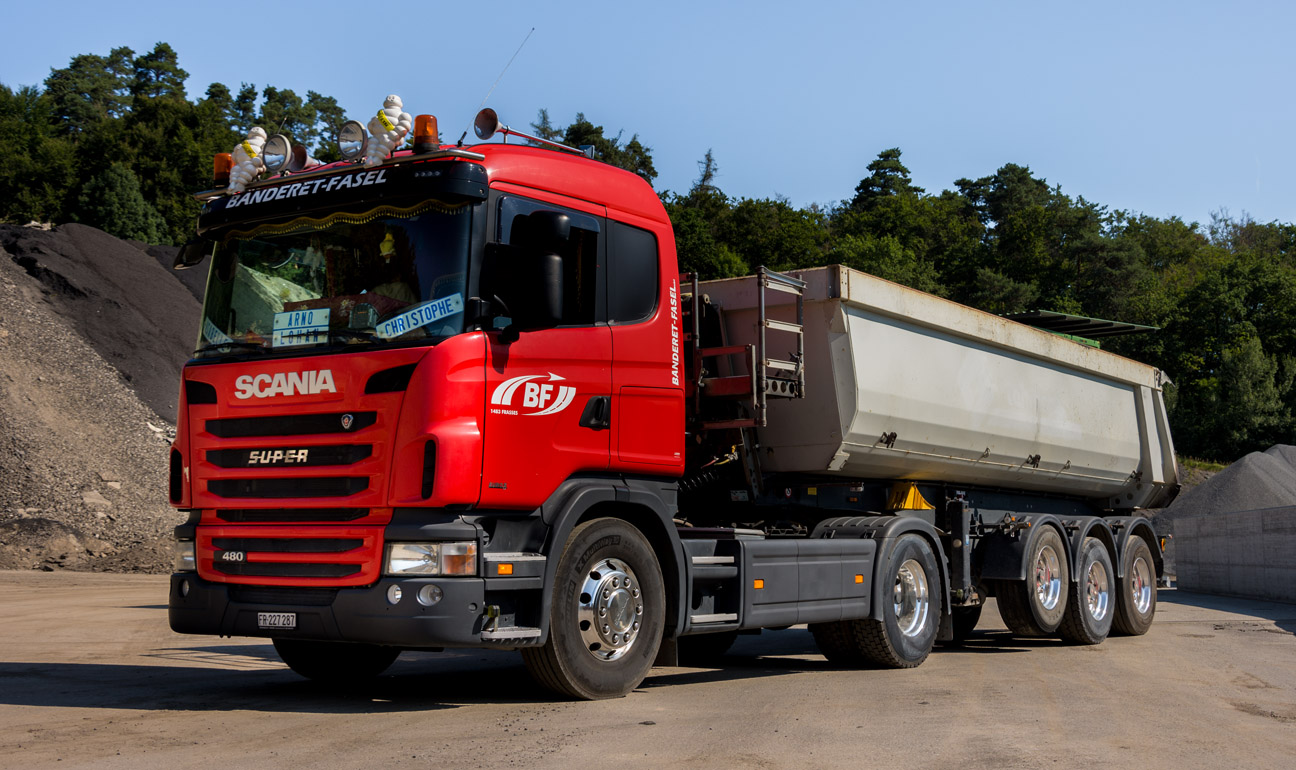 photographie d'un camion dans une gravière