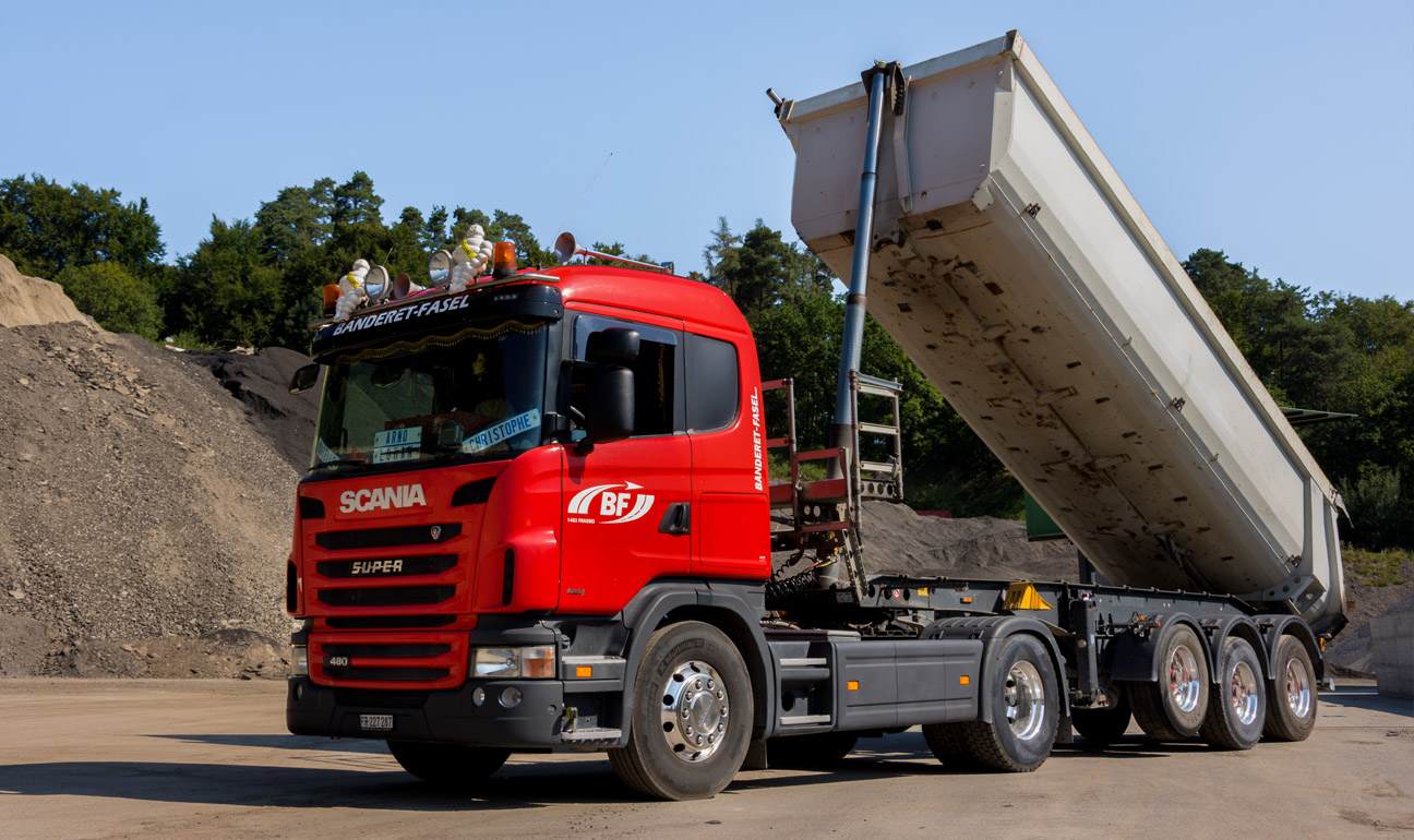 photographie d'un camion dans une gravière