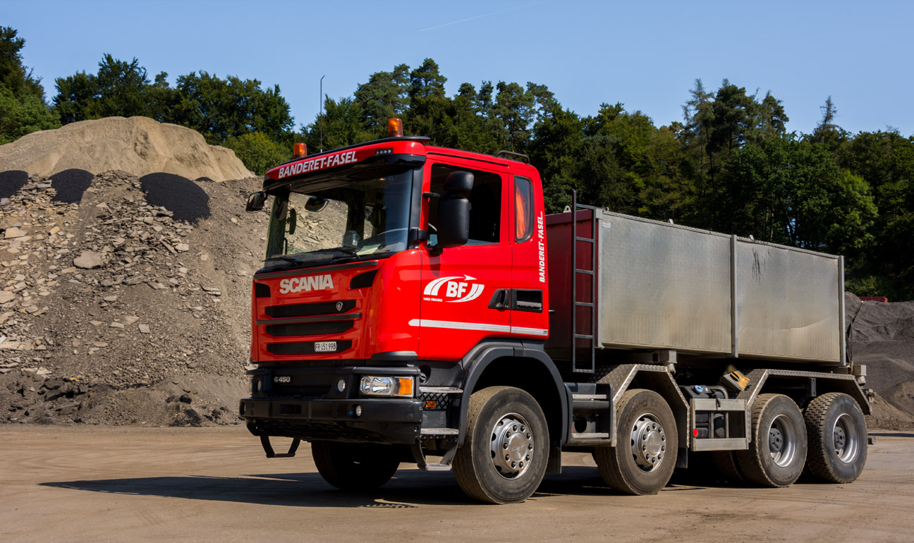 photographie d'un camion dans une gravière