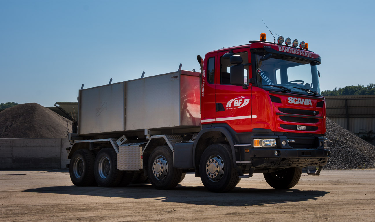 photographie d'un camion dans une gravière